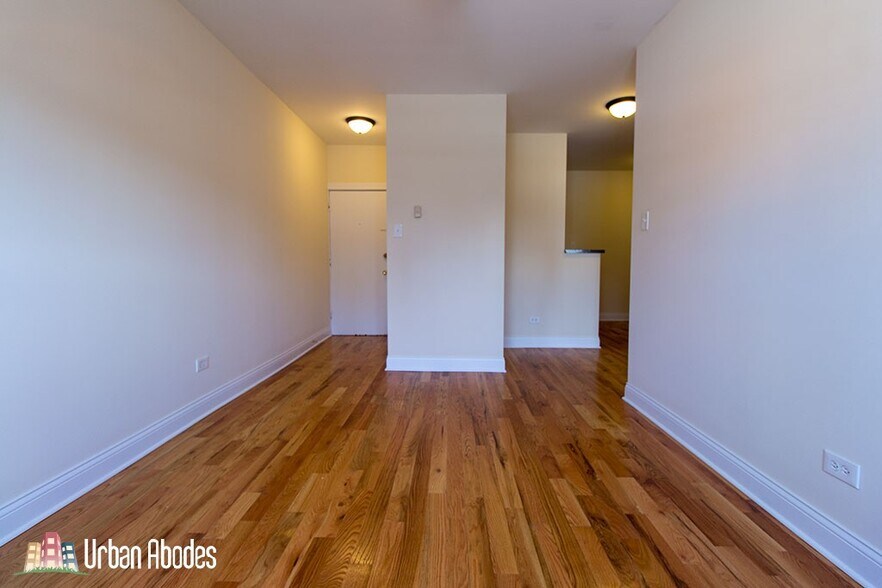 Building Photo - 934 W Cornelia Ave