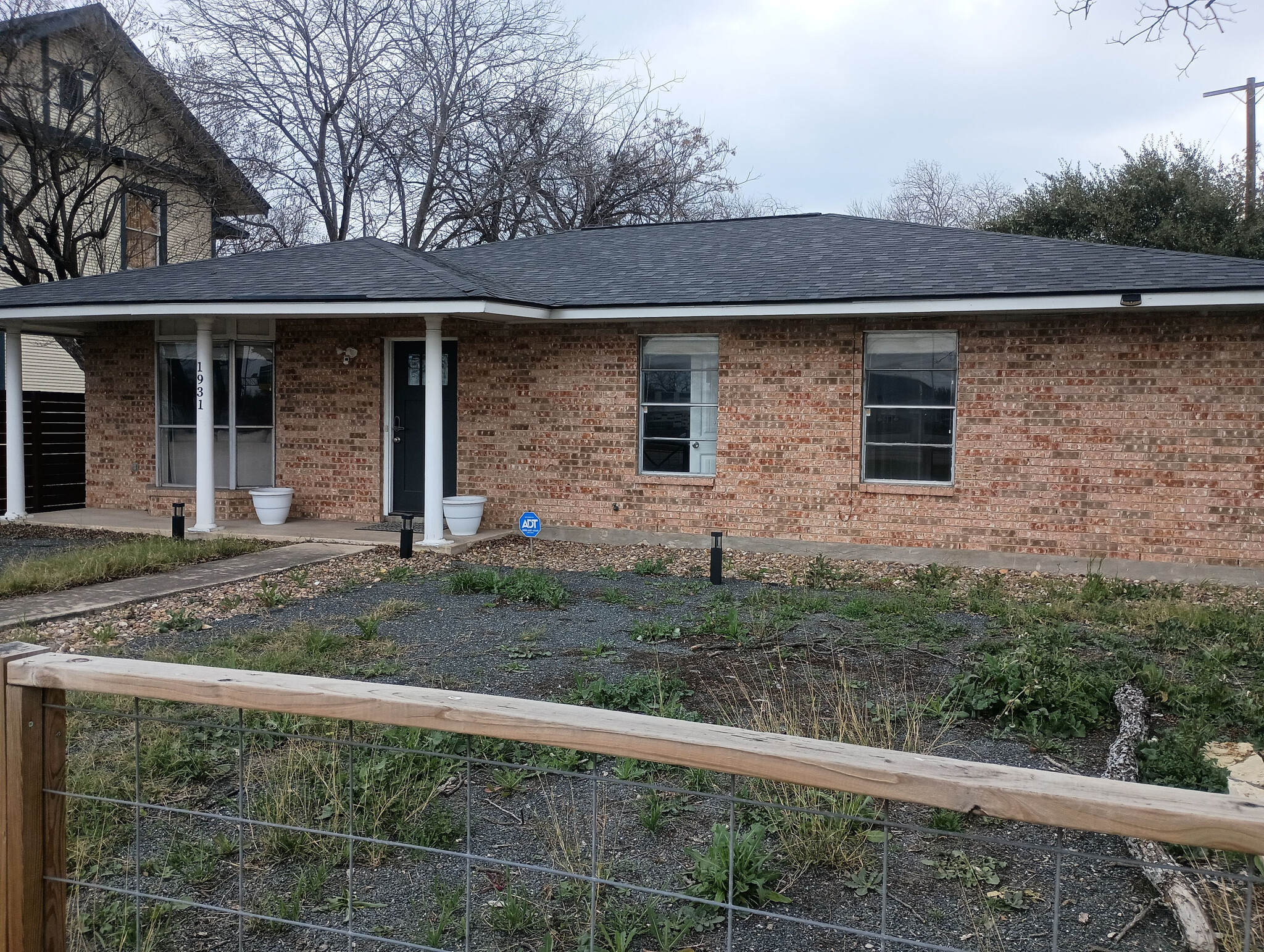 Building Photo - Room in House on N PanAm Expy