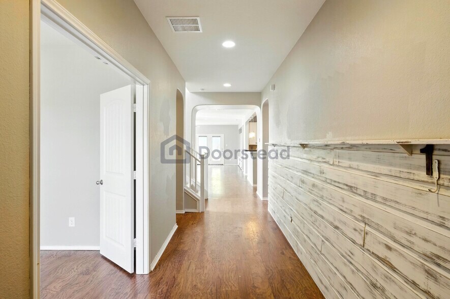 Building Photo - 920 Water Hyacinth Loop