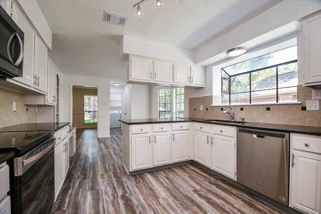 Building Photo - 3934 Forest Village Dr