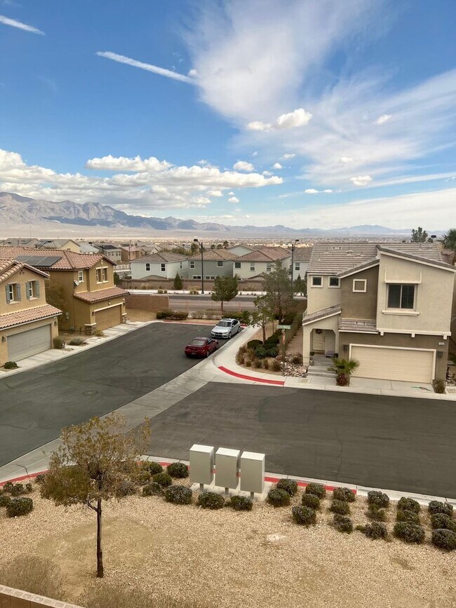 Building Photo - 3bd 3bth in gated community