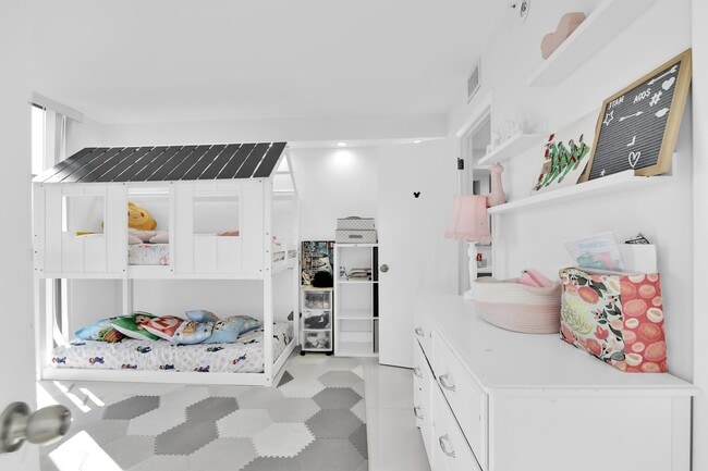 Building Photo - 1000 NE Quayside Terrace