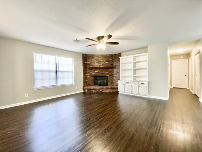 Building Photo - Stylish Move-In Ready Gem! Jenks Schools &...