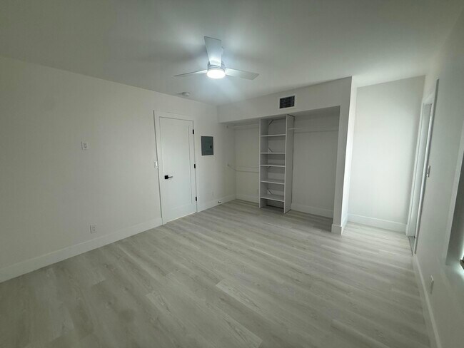 Building Photo - 5909 S Dixie Hwy