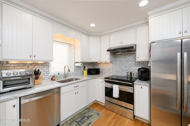 Building Photo - 164 S Linden Ave