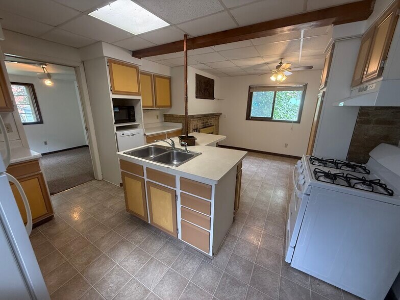 Building Photo - 1330 Dewey Ct