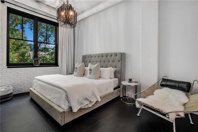 Building Photo - 3235 Roswell Rd NE