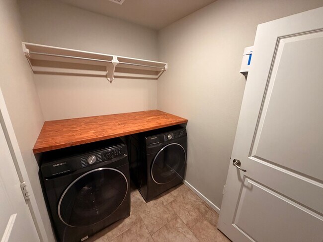 Building Photo - 1109 Wagon Wy.