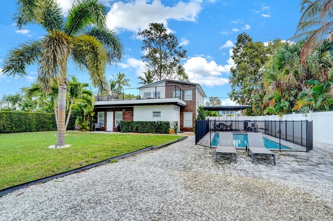 Building Photo - 311 SE 3rd Ave