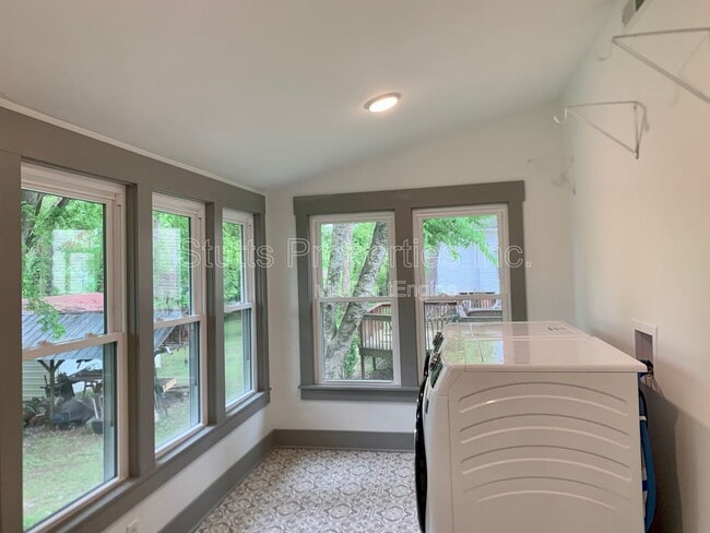 Building Photo - 617 Howell St