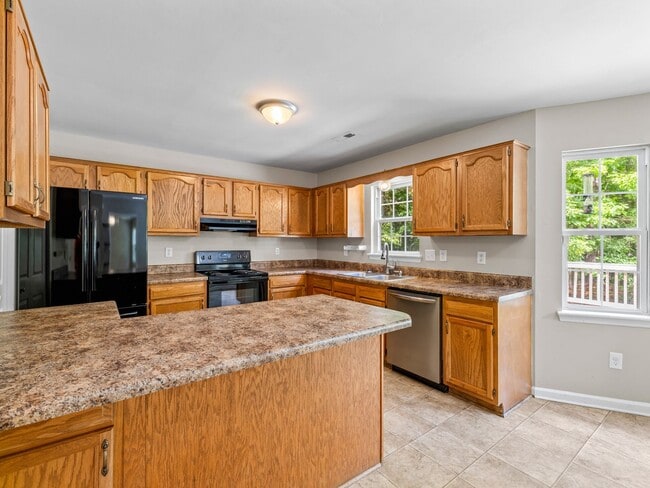 Building Photo - Country Club Area!