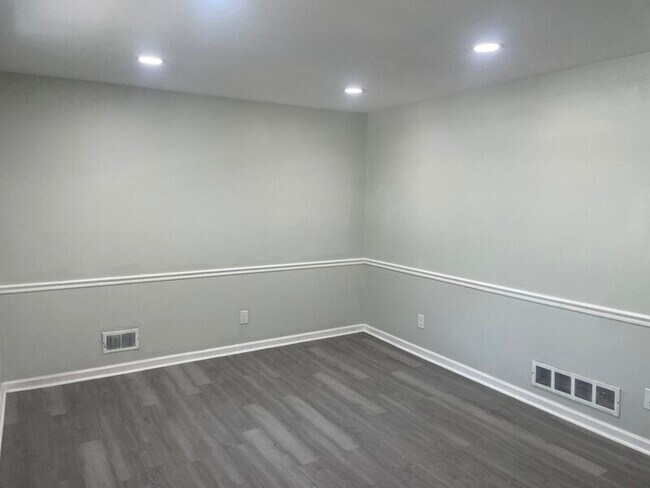 Building Photo - 32 King Arthur Ct