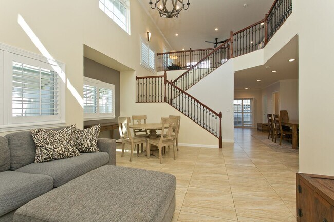 Building Photo - Diamond Head - Pet friendly - furnished 3 bedroom home with garage! Available now!