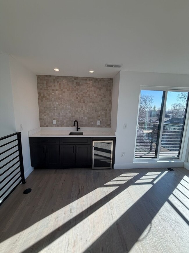 Building Photo - Gorgeous Sunnyside 4 bedroom home with rooftop patio