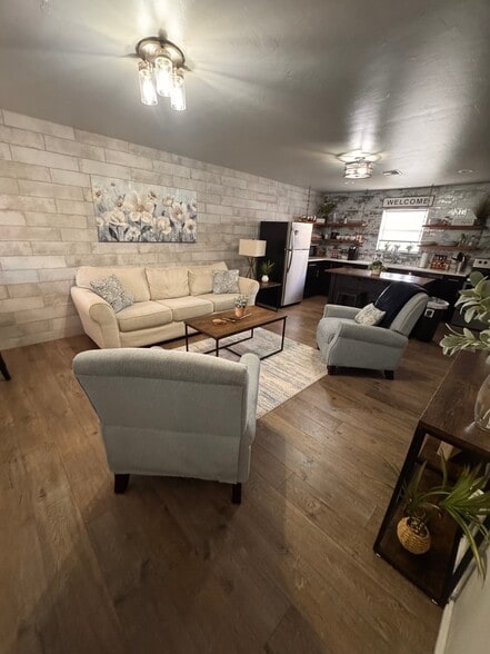 Building Photo - 1207 W Gore Blvd