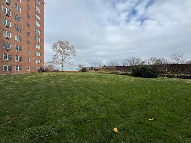 Building Photo - Beautiful 2-Bedroom 2-Bathroom 1st Floor Gold Coast Condo