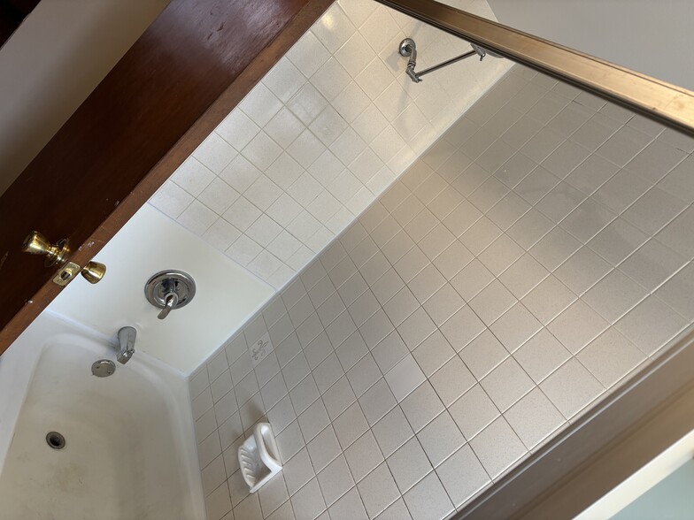 Bathroom Tub/Shower - 8162 W Beckett Ave