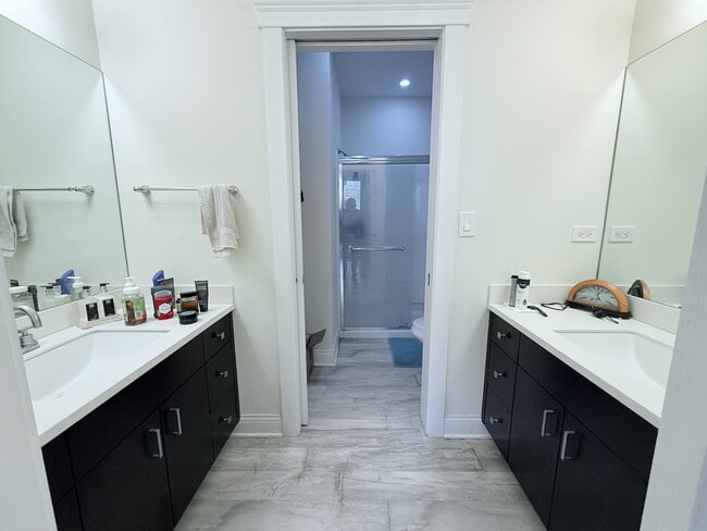 Building Photo - 1750 W North Ave