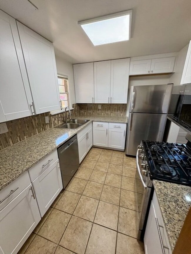 Building Photo - Charming 2 bedroom / 1 bath duplex in the heart of Lafayette