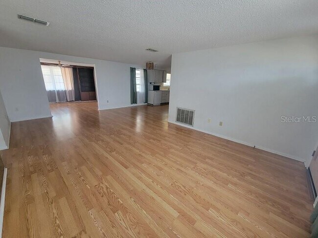 Building Photo - 4010 Cluster Dr