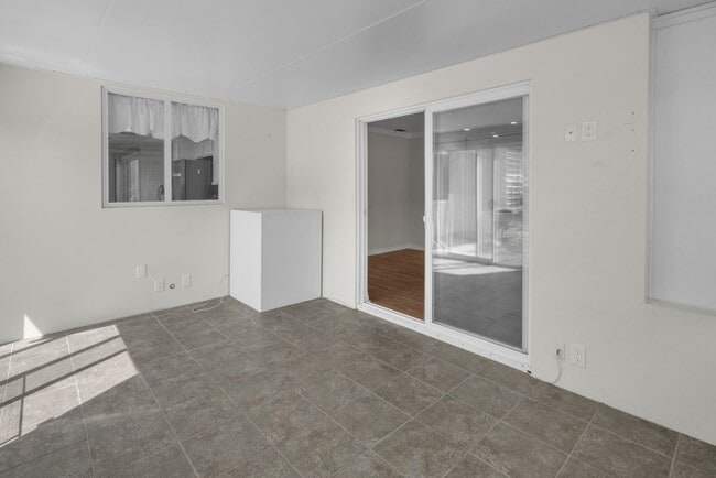 Building Photo - 479 Calle Cadiz