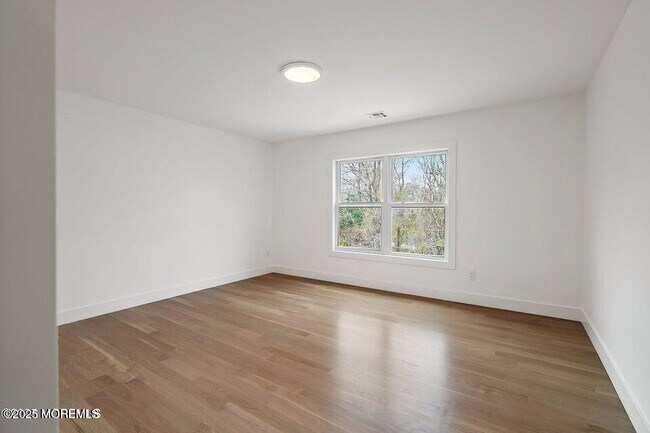 Building Photo - 527 Woodview Rd
