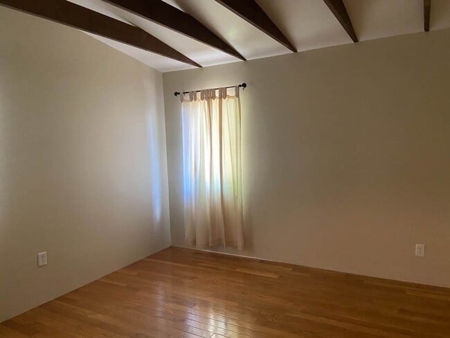 Building Photo - ABSOLUTELY DARLING 2 Bedroom  1 Bath DOWNT...