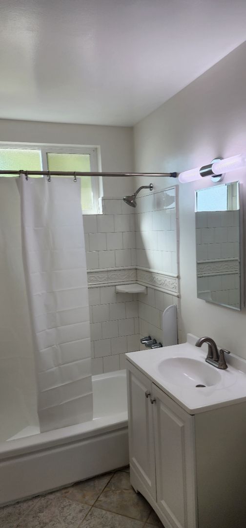 Interior Photo - 111 S Mockingbird Ln