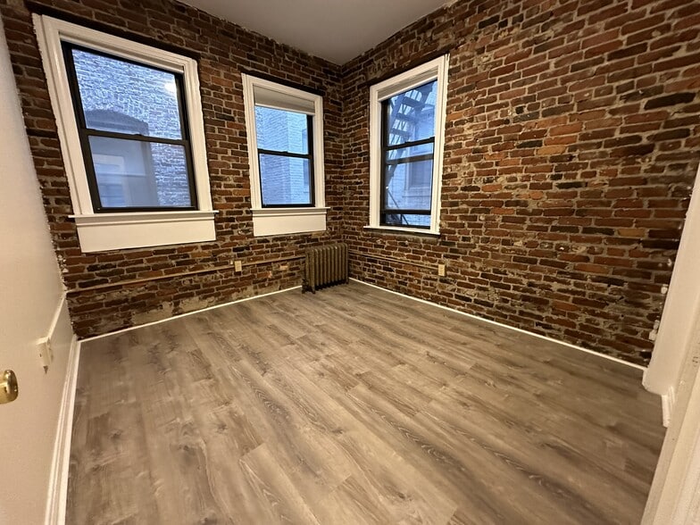 Building Photo - 54 Burbank St