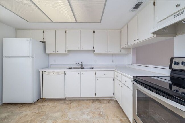 Building Photo - Intracoastal 2 bed/ 2 ba condo with lots o...