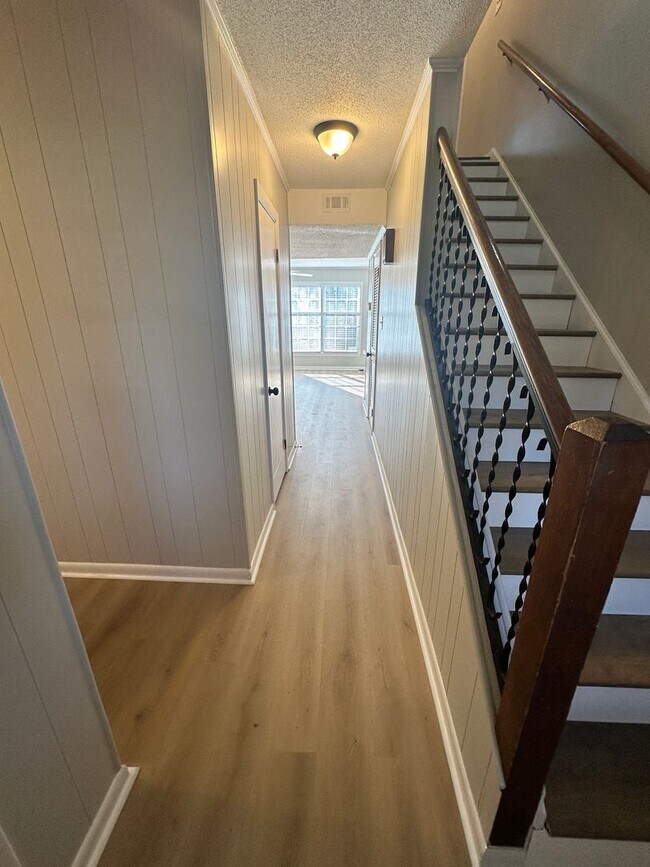 Building Photo - Beautiful 2 Bedroom 1.5 Bath Townhome!