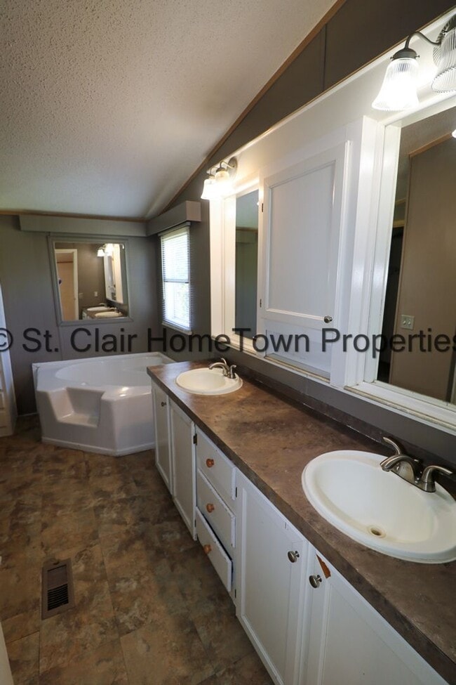 Building Photo - Large Home