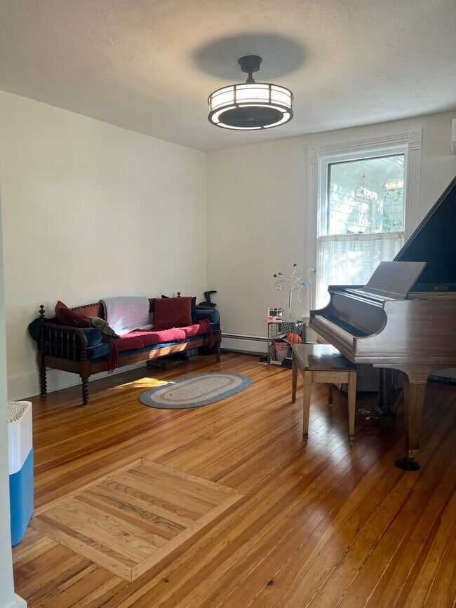 Entryroom - 700 Illinois St