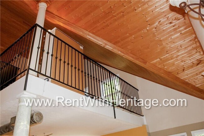 Building Photo - Charming Rustic Cabin Home on 2 Acres / Na...