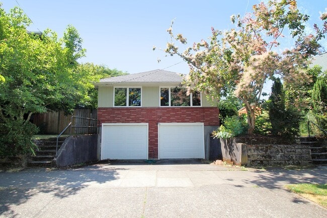 Building Photo - 4118-4118 SE Yamhill St