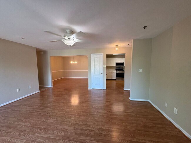 Building Photo - LARGE 2ND FLOOR CONDO