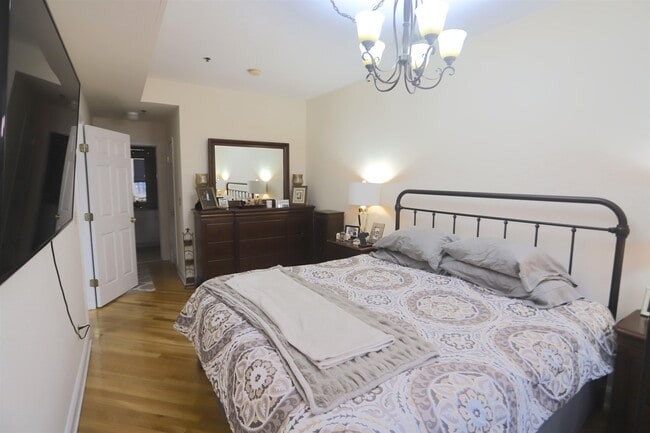 Building Photo - 915 Madison St