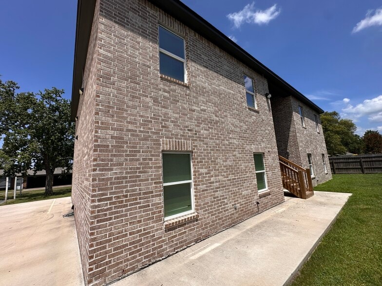 Building Photo - 170 Bailey Ave