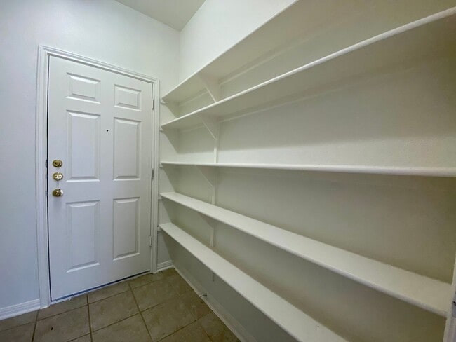 Building Photo - Lovely home in desirable Scofield Farms!