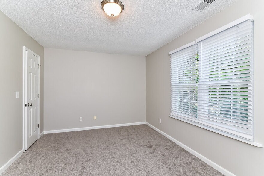 Building Photo - 2641 Fort Apachee Ct