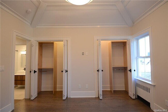 Building Photo - 137 Hillside Pl