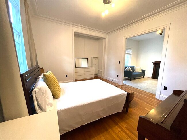 Building Photo - 26 Clifford St