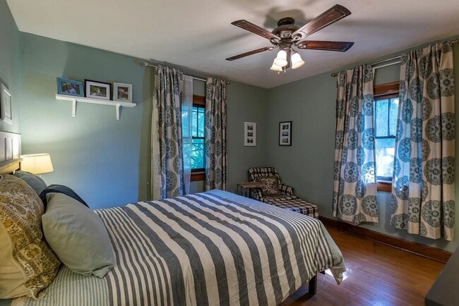 Primary Photo - Fully Furnished 4/5Br 2.5Bath South Campus...