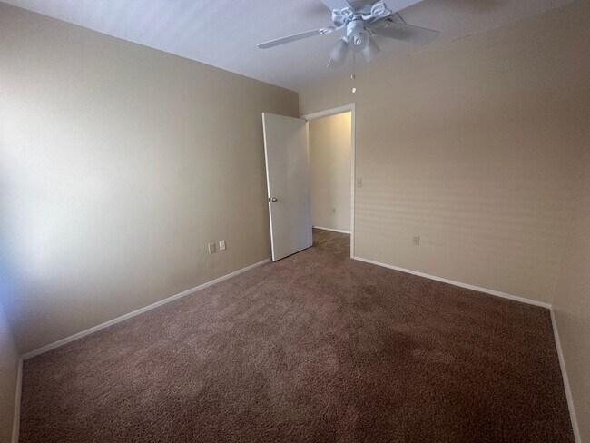 Building Photo - Gilbert home with community pool.