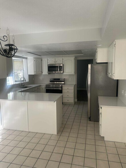 Updated kitchen - 9228 S Stone Point Pl