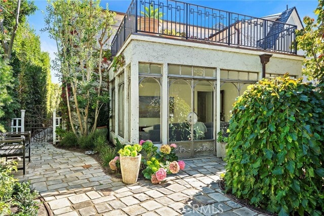 Building Photo - 464 Holly St