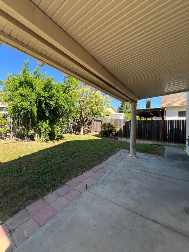 Building Photo - LOVELY 4 BEDROOM HOME IN LAGUNA CREEK!