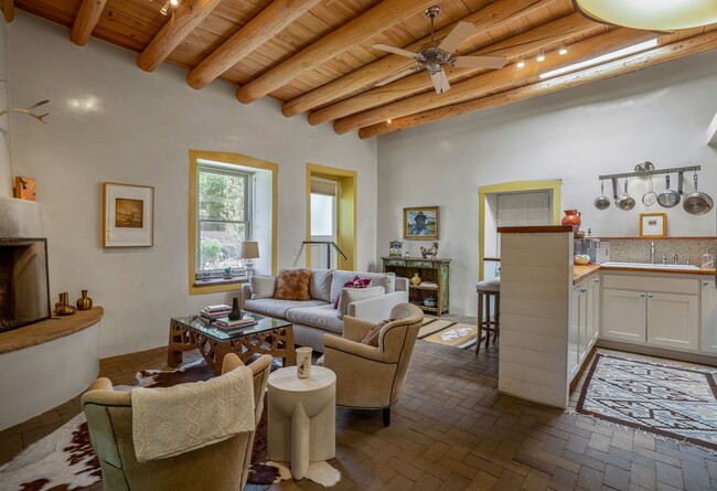 Building Photo - 573 W San Francisco St