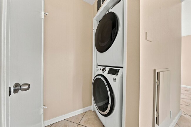 Building Photo - Minutes to the Beach! Updated 2 Bedroom Condo with Parking Included