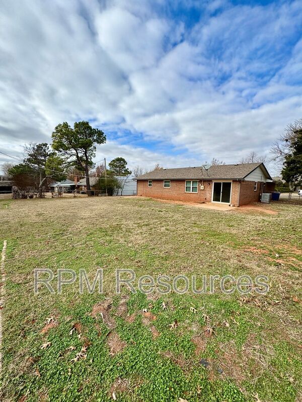 Building Photo - 440 E Carson Ln